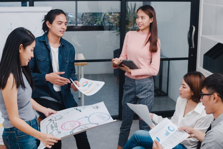 Tim digital marketing agency sedang merencanakan strategi untuk klien.