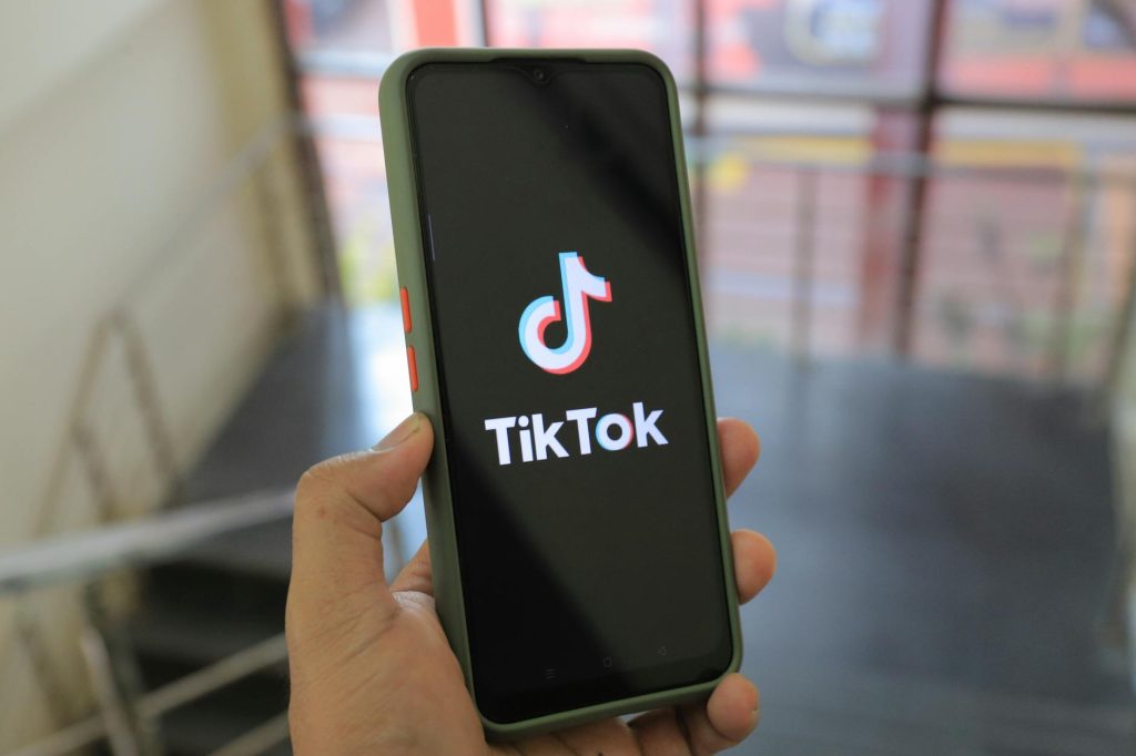 Ilustrasi strategi konten viral di TikTok dan Reels untuk meningkatkan engagement dan popularitas brand secara efektif