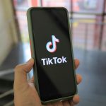 Ilustrasi strategi konten viral di TikTok dan Reels untuk meningkatkan engagement dan popularitas brand secara efektif