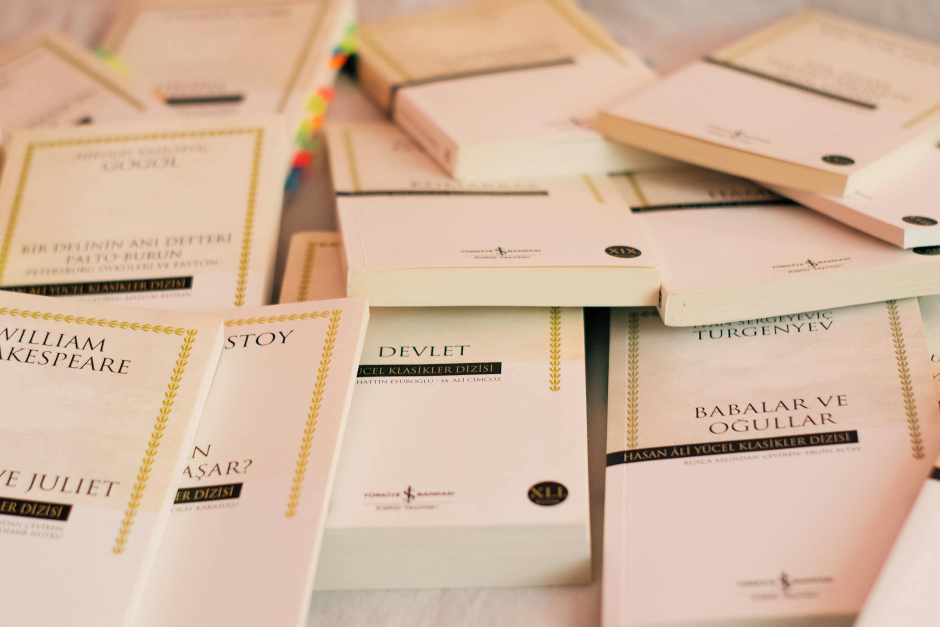 Gambar ilustrasi solusi digital marketing untuk bisnis lokal meningkatkan visibilitas dan penjualan dengan strategi online yang efektif