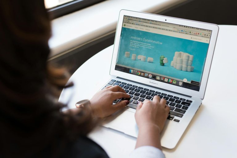 Gambar company profile website perusahaan modern dengan desain responsif dan fitur lengkap untuk meningkatkan kesan profesional dan meningkatkan visibilitas online bisnis Anda