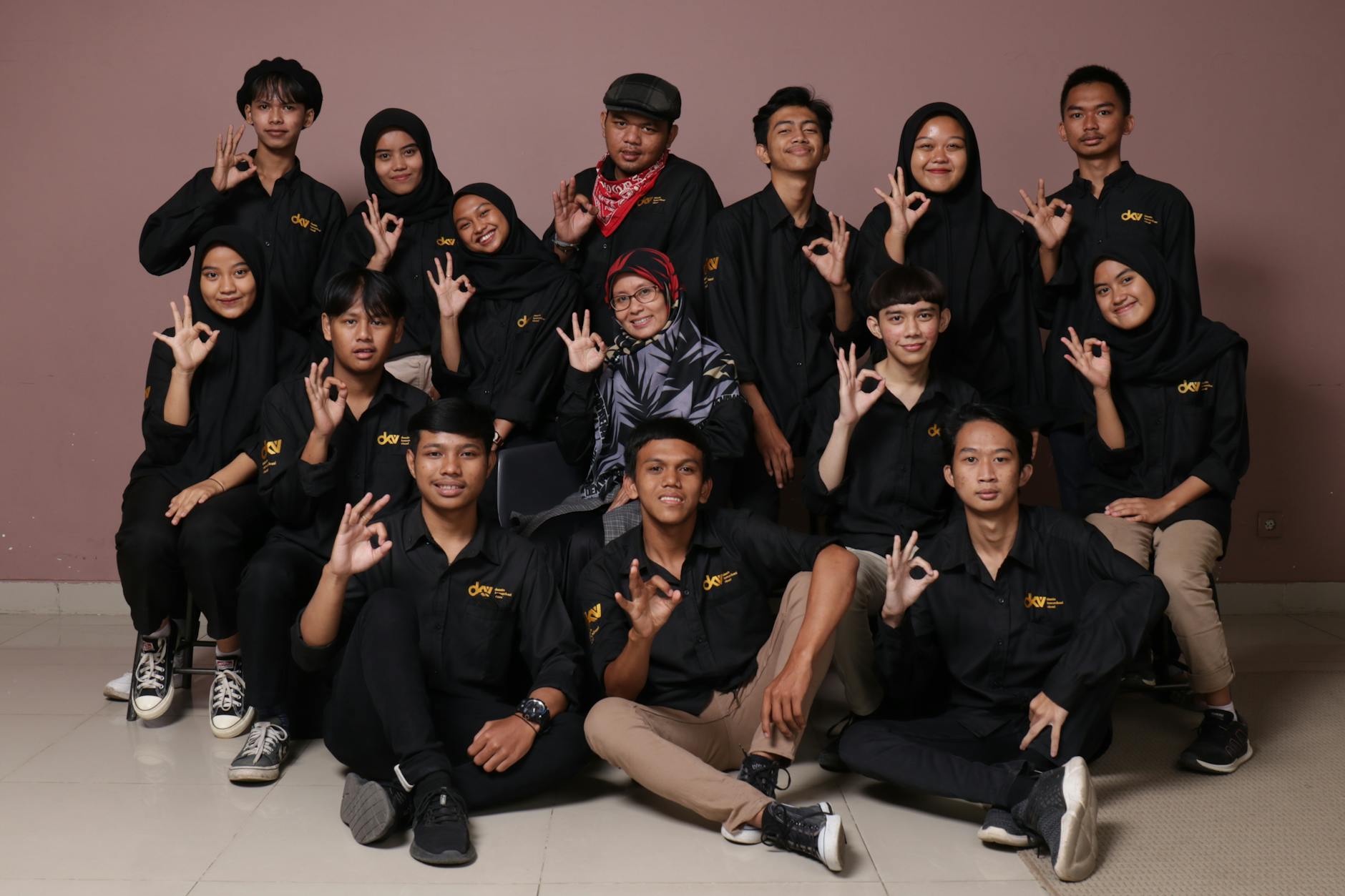 Gambar tim kreatif digital agency Bikin Kreatif bekerja sama menerapkan strategi pemasaran digital inovatif untuk meningkatkan visibilitas merek online