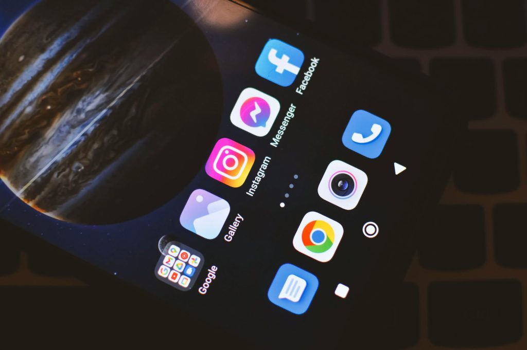 Iklan Facebook dan Instagram Ads profesional untuk meningkatkan penjualan dan merek bisnis Anda dengan jasa iklan media sosial terpercaya dan berpengalaman