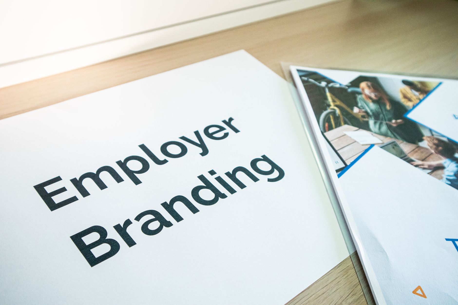 Gambar jasa branding identitas produk profesional untuk membantu bisnis meningkatkan kesadaran merek dan membedakan diri dari kompetitor